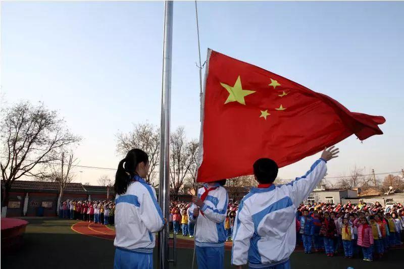 救援爱图画的男孩